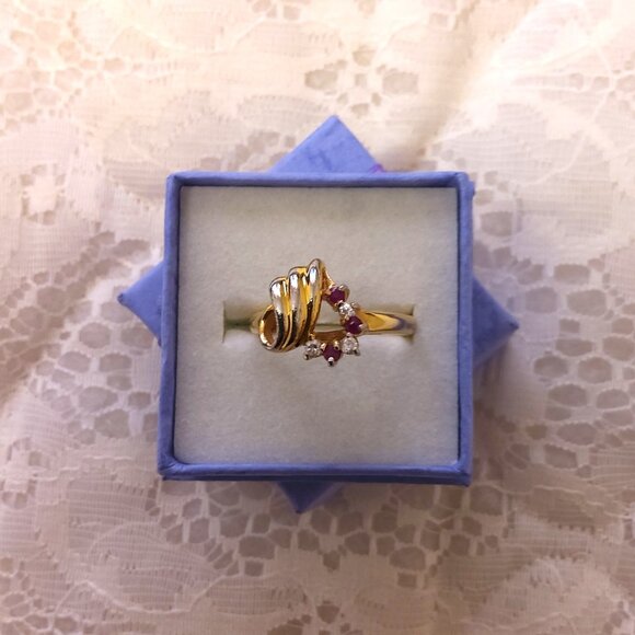 VTG Girls Women’s Clear & Red Crystal Gold Tone Vintage Ring Size 8 or 9 - Picture 2 of 7